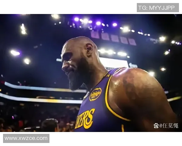 篮球明星詹姆斯在赛场上的伤感瞬间与背后的故事分享
